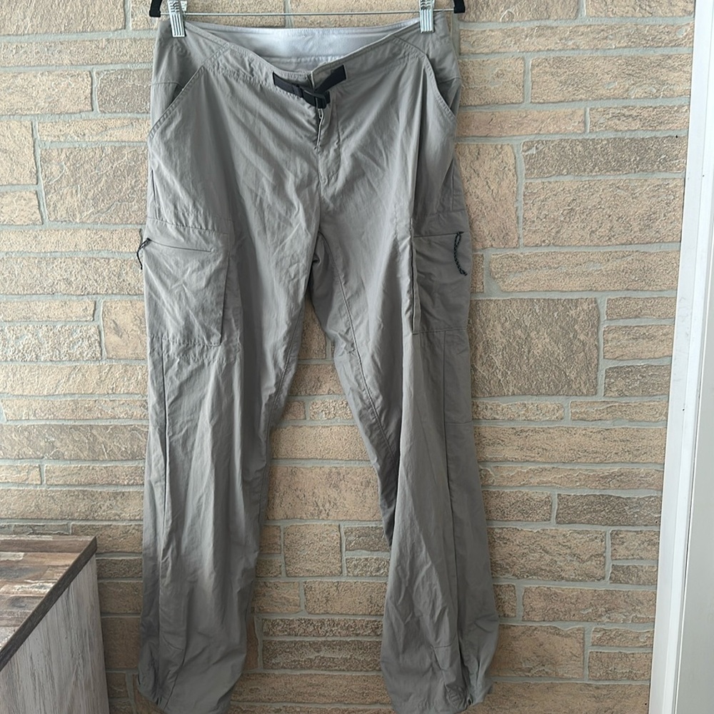 Mountain Hardwear Lightweight Gray Cargo Hiking Pants